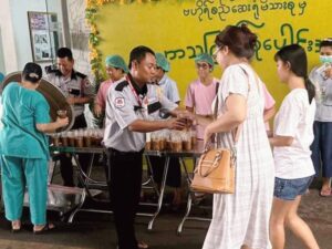 14.4.2024 သင်္ကြန်အကျနေ့တွင် သာကူ+ကန်စွန်းဥ သုံးဆောင်နေသောဝမ်းမြောက်ဖွယ်မြင်ကွင်းများ